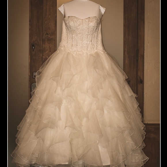 oleg cassini strapless ruffled skirt wedding dress